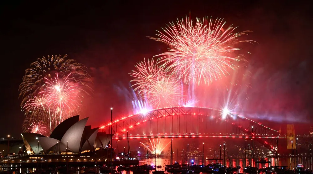 أضاءت الألعاب النارية سماء منتصف الليل فوق جسر ميناء سيدني احتفالاً بالعام الجديد (أ.ف.ب)