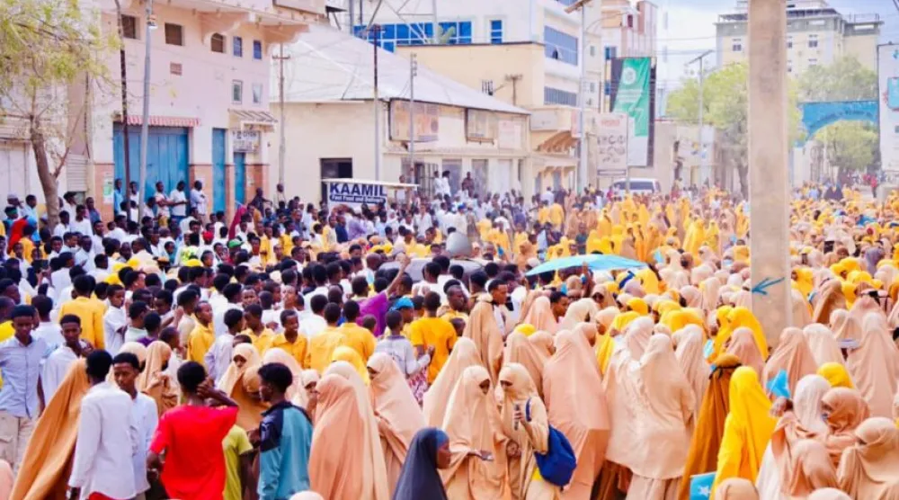 مظاهرات في مدن هيرشبيلى رفضاً للاعتراف الإسرائيلي بـ«أرض الصومال» (وكالة الأنباء الصومالية)