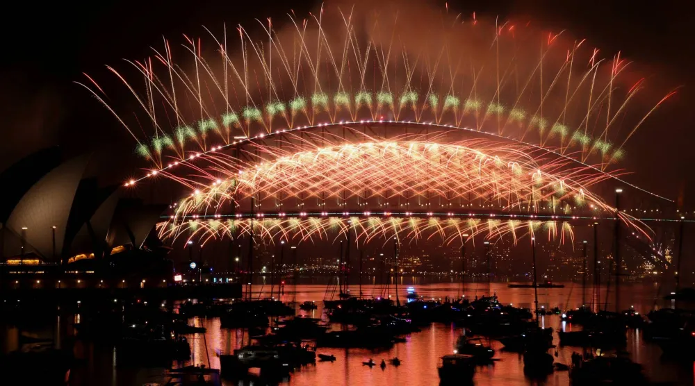 الألعاب النارية فوق جسر ميناء سيدني احتفالاً بالعام الجديد (رويترز)
