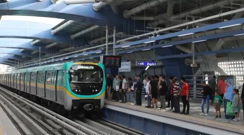 مواطنون ينتظرون قطار المترو في القاهرة (هيئة المترو)