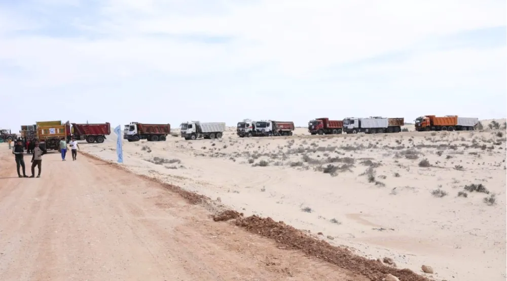 شاحنات تعمل في مشروعات التنمية التي تقوم بها الحكومة المصرية بسيناء (وزارة النقل)