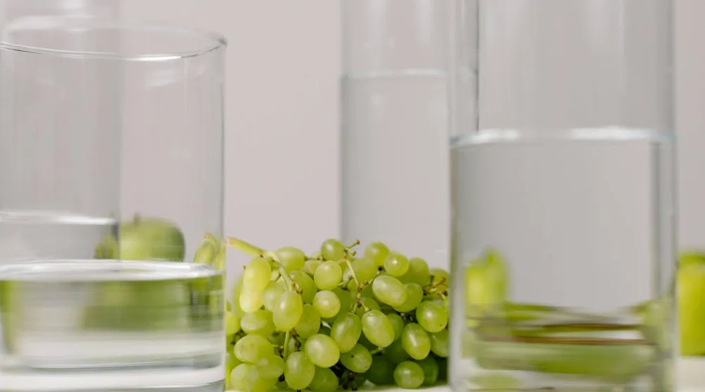 العنب الأخضر غني بالفيتامينات والمعادن (بيكسلز)