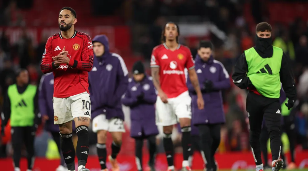 لاعبو مانشستر يونايتد بعد مباراتهم أمام وولفرهامبتون (إ.ب.أ)