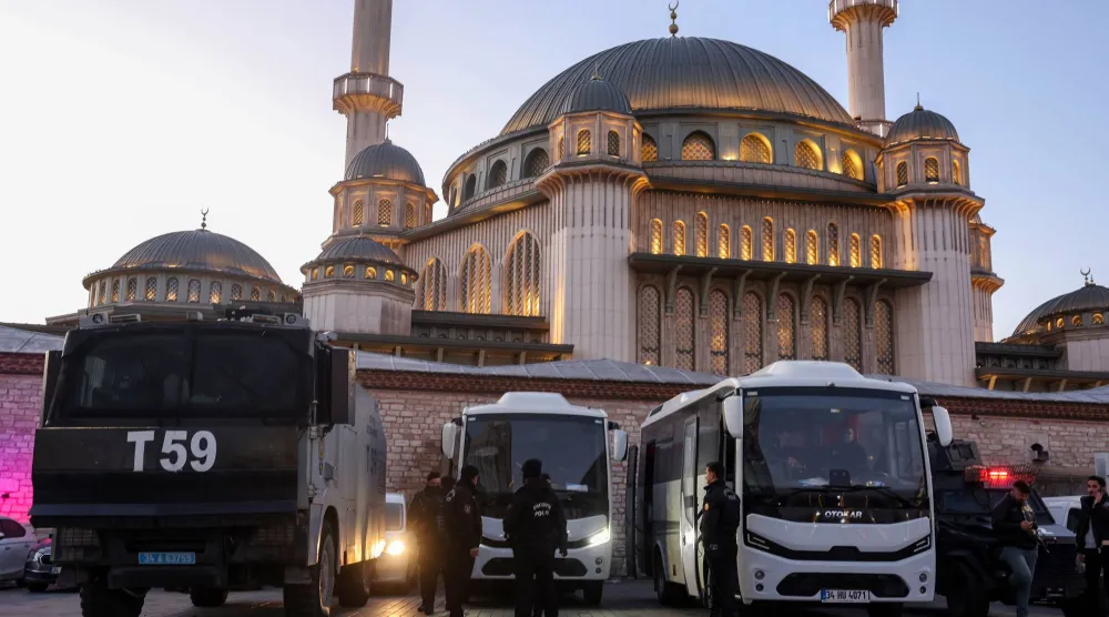 سيارات الشرطة التركية متوقفة في ميدان تقسيم ليلة رأس السنة (رويترز)