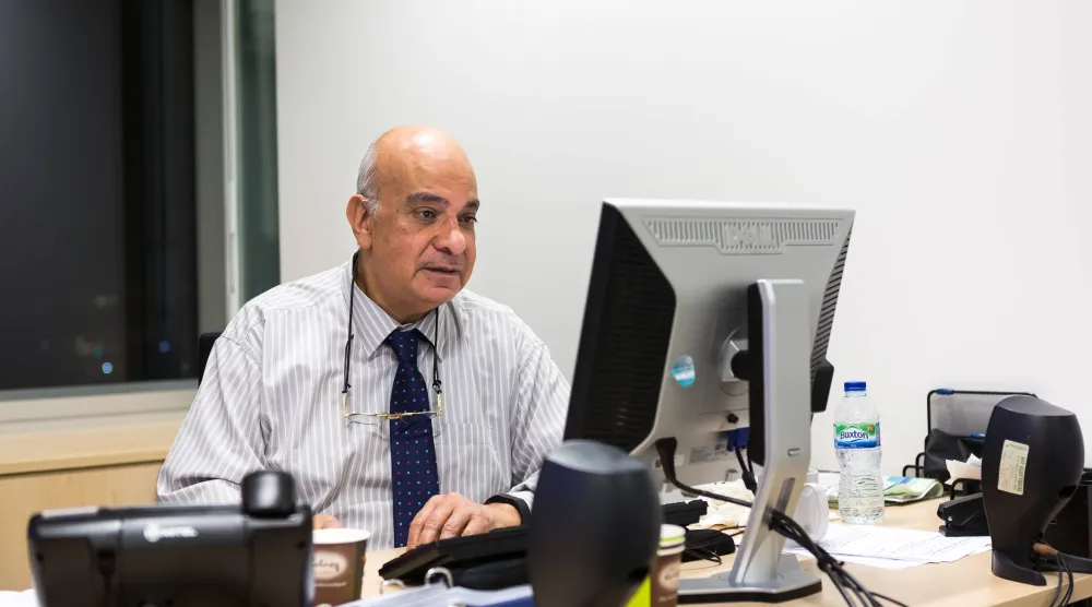 الراحل الأستاذ محمد الشافعي في مكتبه (الشرق الأوسط)