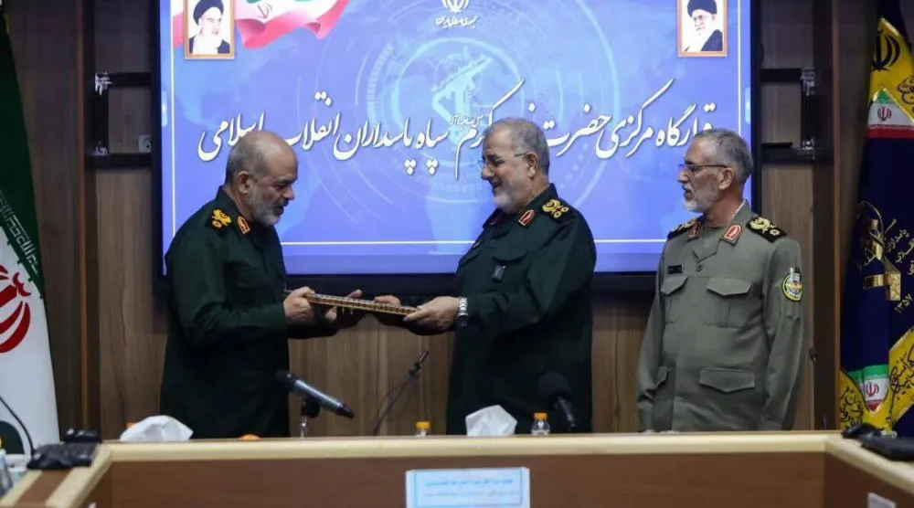 باكبور يسلم وحيدي مرسوم تعيينه بحضور محمد شيرازي رئيس المكتب العسكري في مؤسسة خامنئي (إرنا)