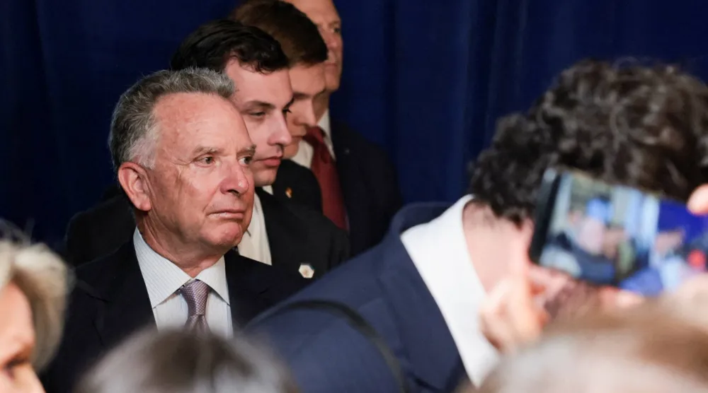 المبعوث الأميركي الخاص ستيف ويتكوف يظهر خلال مؤتمر صحافي عقده الرئيس الأميركي دونالد ترمب ونظيره الأوكراني فولوديمير زيلينسكي في فلوريدا (رويترز)