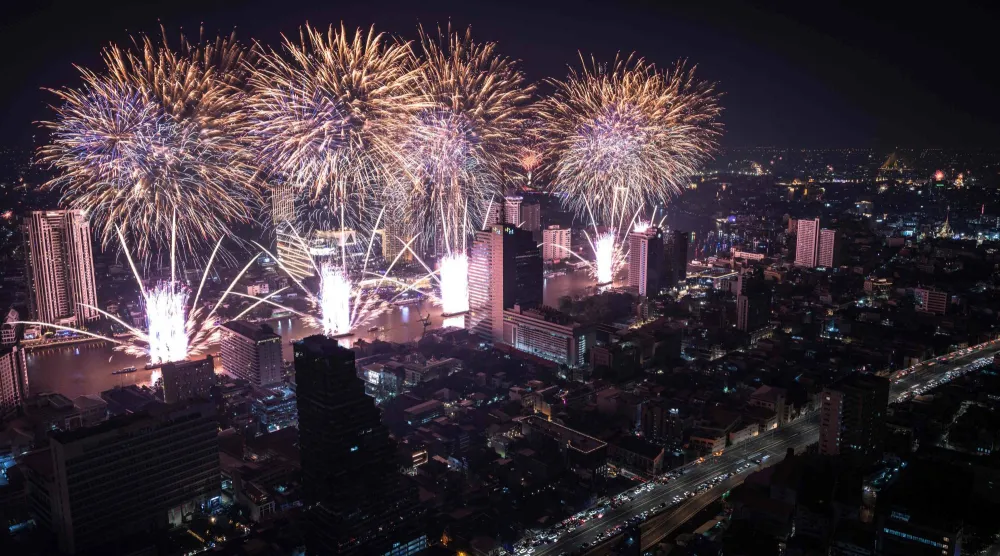 الألعاب النارية أضاءت سماء منتصف الليل فوق نهر تشاو فرايا خلال احتفالات رأس السنة الجديدة لعام 2026 في بانكوك (أ.ف.ب)