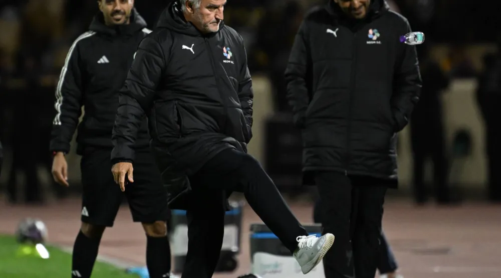 كريستوف غالتييه المدير الفني لفريق نيوم (تصوير: علي خمج)