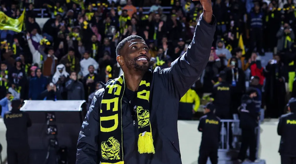 شراحيلي وسيلفي مع الجماهير الاتحادية بعد نهاية المباراة (موقع النادي)