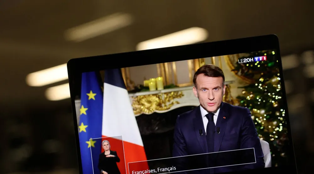 الرئيس الفرنسي إيمانويل ماكرون خلال خطابه بمناسبة العام الجديد (رويترز)