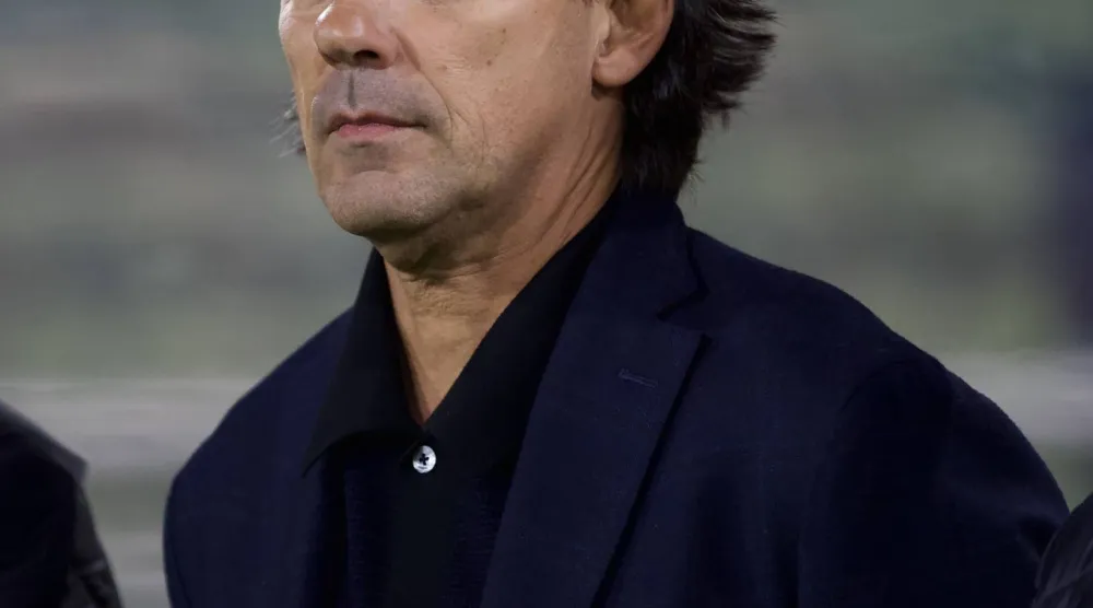 إنزاغي يتابع أداء لاعبيه خلال المواجهة (تصوير: نايف العتيبي)