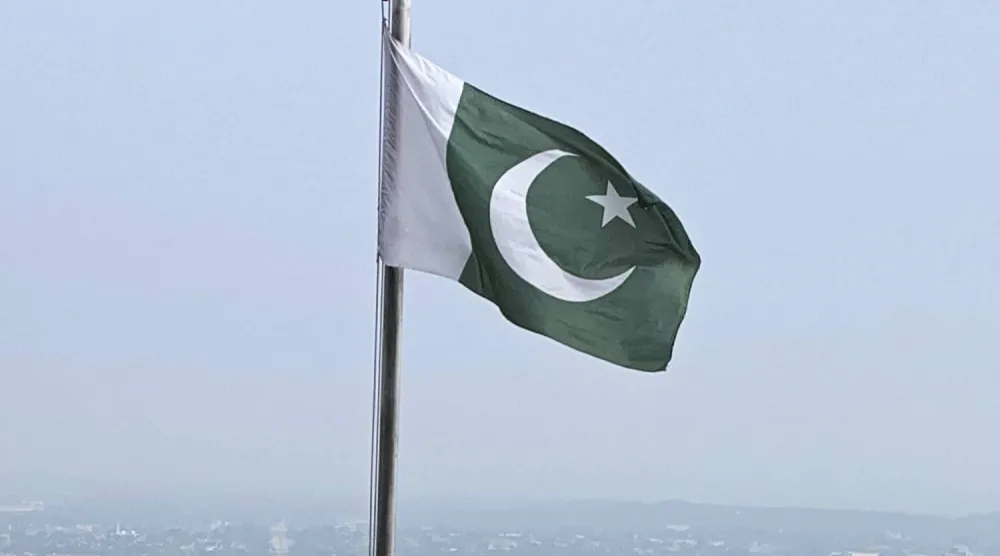 علم باكستان يرفرف في إسلام آباد (أ.ب)
