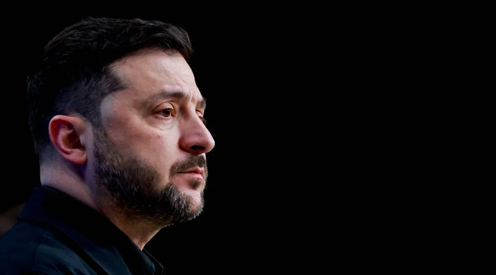 الرئيس الأوكراني فولوديمير زيلينسكي خلال مؤتمر صحافي في بروكسل يوم 18 ديسمبر (رويترز)