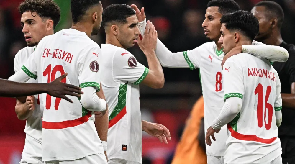لاعبو المغرب يحتفلون بأحد أهدافهم في كأس أفريقيا الحالية (أ.ف.ب)