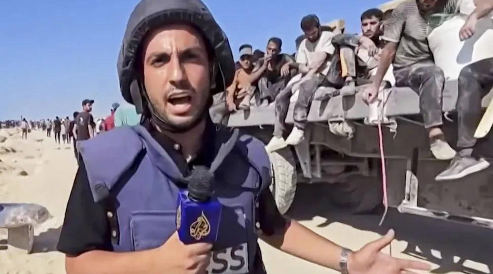 أرشيفية لصحافي الجزيرة أنس الشريف الذي أقر الجيش الإسرائيلي  بقتله في غارة على غزة أغطس الماضي (أ.ب)