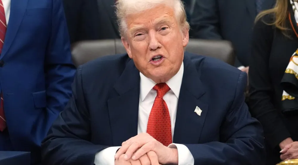 ABD Başkanı Donald Trump, binlerce yatırımcıyı dolandırmaktan 7 yıl hapis cezasına çarptırılan David Gentile'ın hapis cezasını hafifletti (AP)