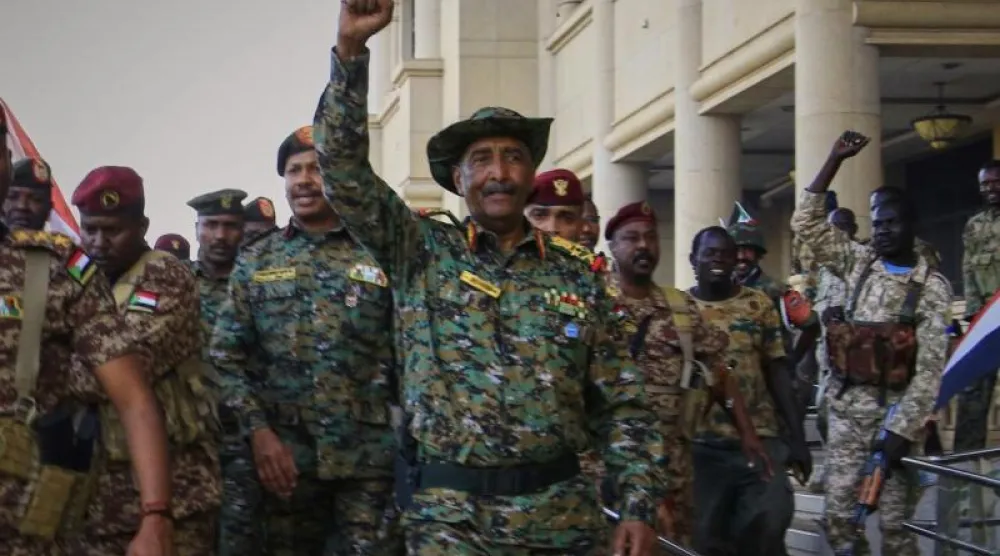 Ordunun başındaki General Abdülfettah Burhan, Sudan'ı fiili olarak yönetiyor (AP)