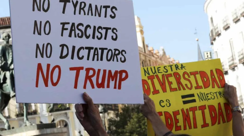 İspanya'nın başkenti Madrid'de düzenlenen "Krallara Hayır" mitinginde Trump karşıtı pankartlar taşınmıştı (Reuters)