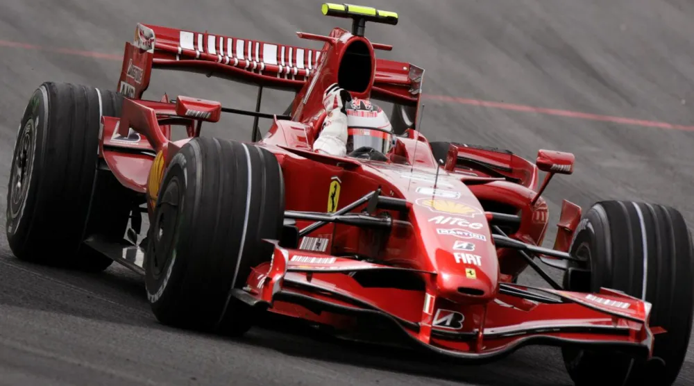 Kimi Raikkonen'in 2007'de kazandığı şampiyonlukta, rakiplerinin puanı tarihe geçecek kadar onunkine yakındı (Reuters)