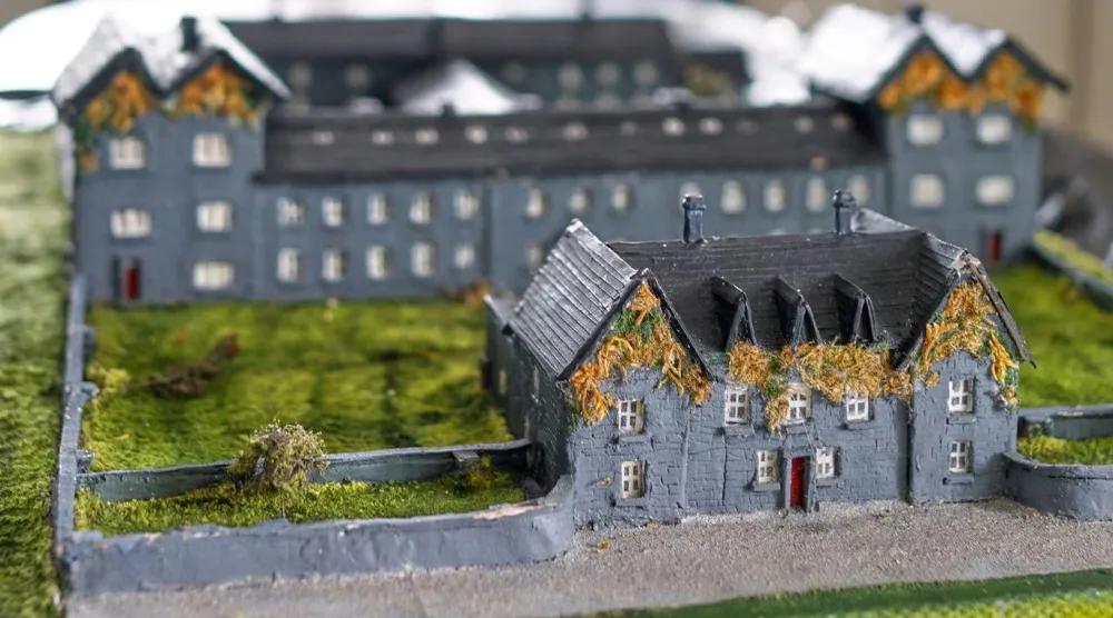 İrlanda'nın Tuam bölgesindeki bir anne ve bebek evinde yaklaşık 800 çocuğun öldüğünü keşfeden Catherine Corless tarafından yapılan bir maket (AP)