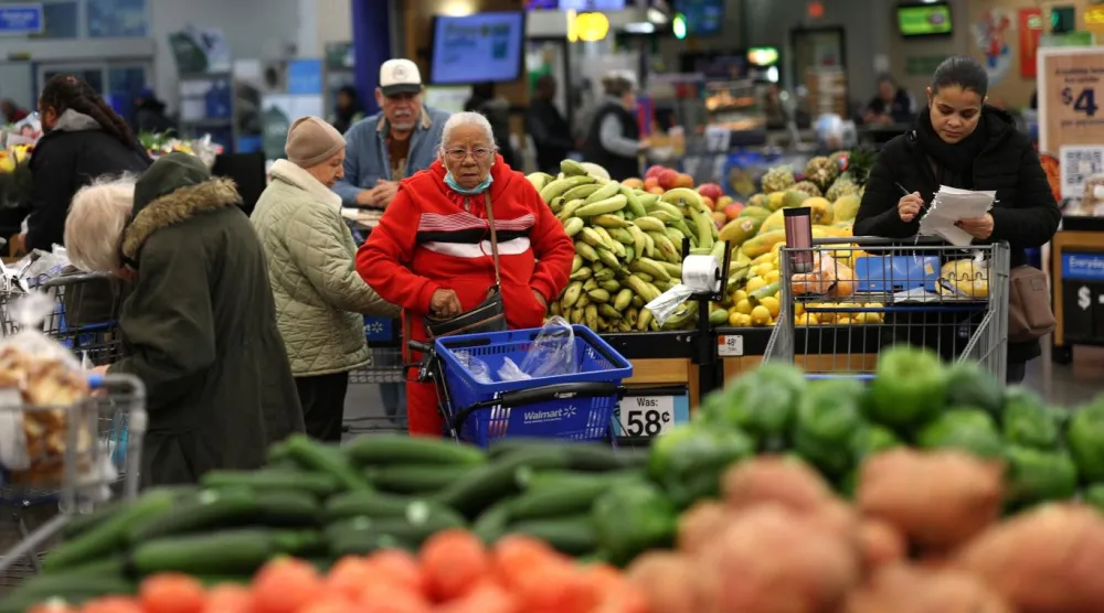 Halk enflasyondan ve maaşların artmamasından şikayetçi (Reuters)