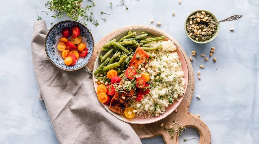 Salata ve çorbalara harika bir lif ve protein takviyesi sağlayan kinoa, doyurucu bir doku ve topraksı bir tat sunar (Unsplash)