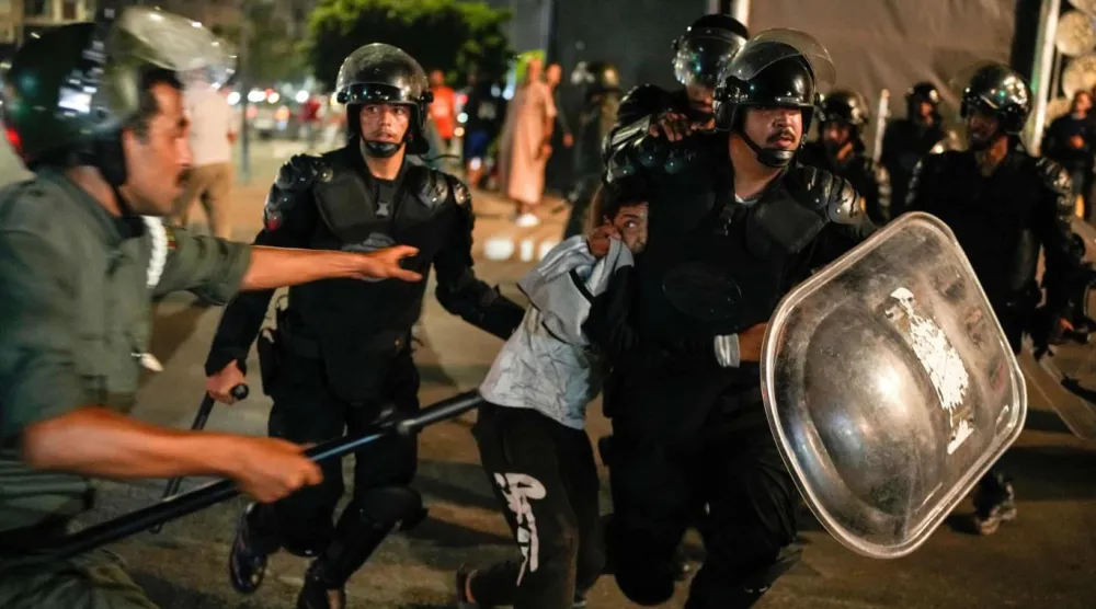 Gençlerin başını çektiği eylemlerde Fas kralı ve başbakanının istifası istenmişti (AP)