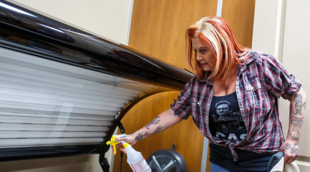 Araştırmacılar, solaryum kullanımının cildi genetik olarak yaşlandırdığını ve güneş ışığıyla bronzlaşanlara göre daha çok ölümcül mutasyona yol açtığını söylüyor (AFP)