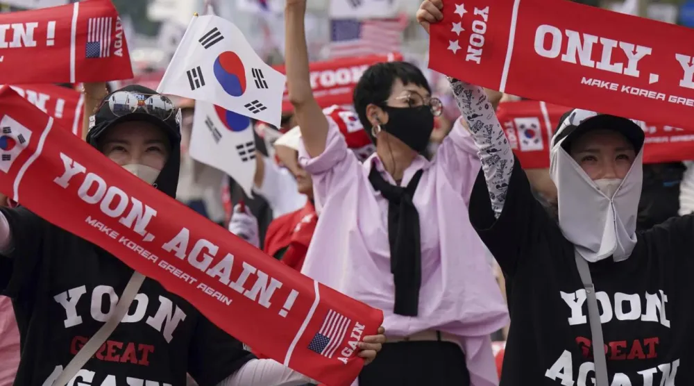 Azil sürecinden bu yana Yoon için birçok destek gösterisi düzenlendi (AP)