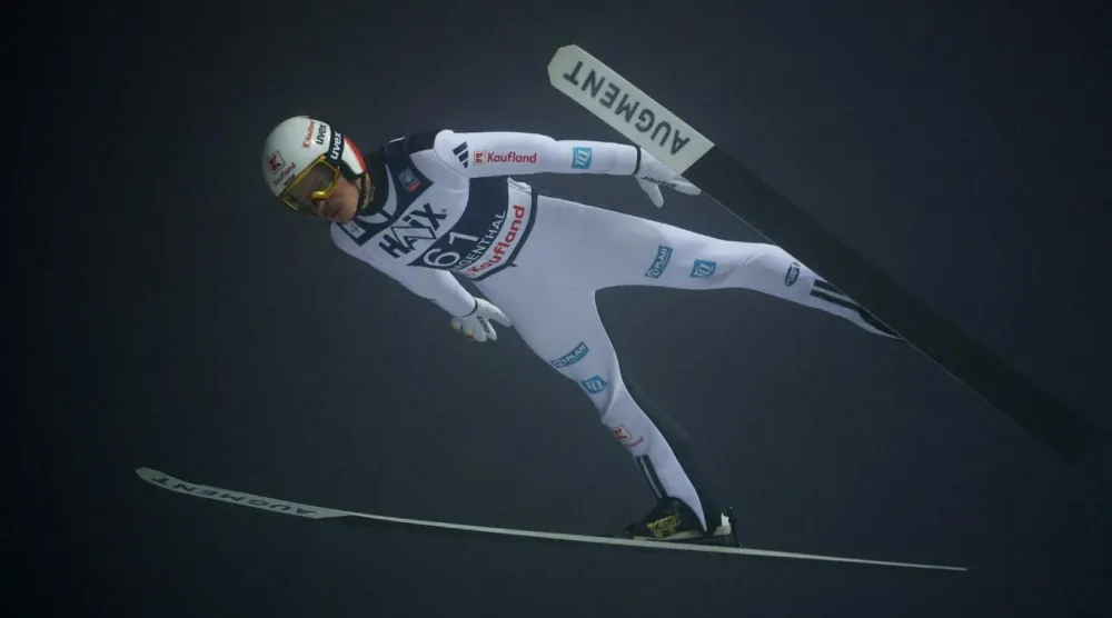 Kayakla atlamada sporcular saatte 100 kilometre hızı aşabiliyor (Reuters)