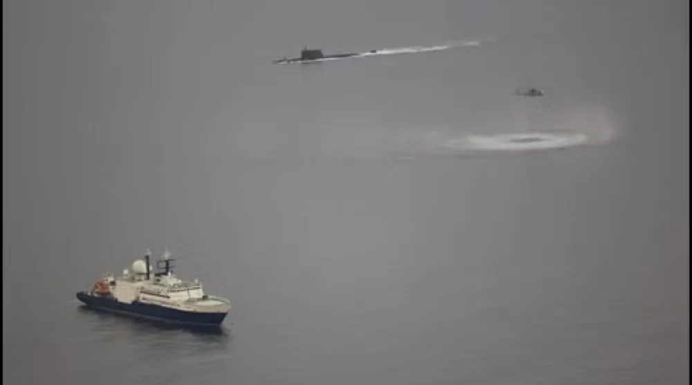 Bir denizaltısavar Merlin Mk2 helikopterinin gemiyi takip ettiği görüldü (Birleşik Krallık Savunma Bakanlığı)