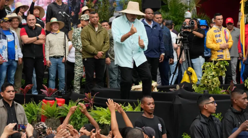 Maduro, başkent Karakas'taki bir etkinlikte Bobby McFerrin'in meşhur Don't Worry Be Happy şarkısının sözlerine eşlik ederek "Endişelenme, mutlu ol" dedi (AP)