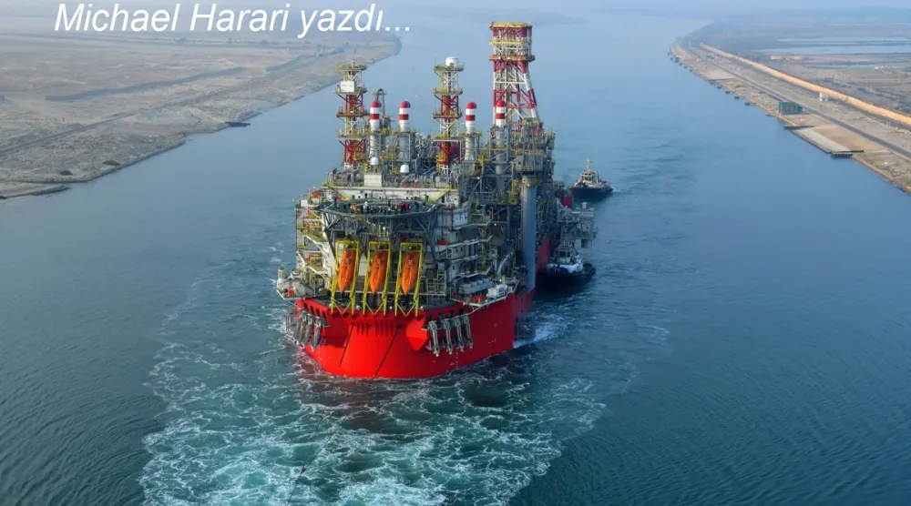 Mısır Süveyş Kanalı İdaresi'nden elde edilen 3 Haziran 2022 tarihli bir fotoğraf, Süveyş Kanalı boyunca Energean'a ait yüzer üretim, depolama ve boşaltma gemisini çeken bir römorkörü gösteriyor