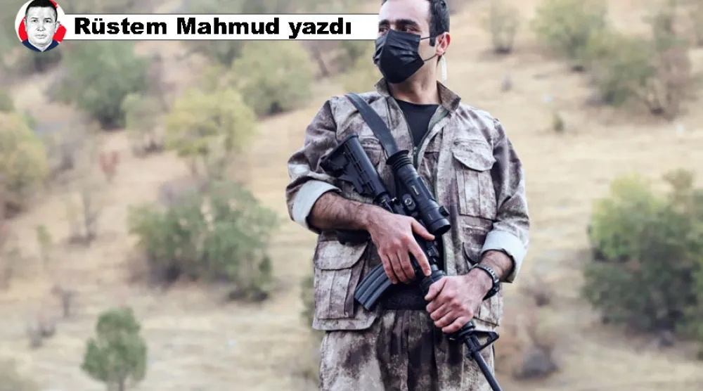 PKK'nın Türkiye'den tamamen çekildiğini açıkladığı Kuzey Irak'taki Kandil bölgesinde düzenlenen törende bir PKK militanı, 26 Ekim 2025 (AFP)