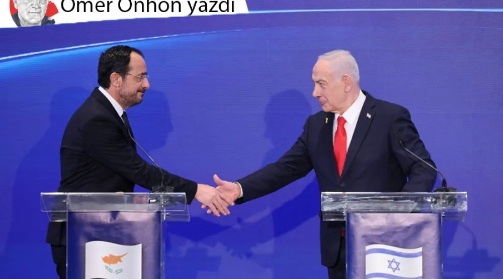İsrail Başbakanı Binyamin Netanyahu, 22 Aralık 2025'te Kudüs'te düzenlenen üçlü toplantının ardından yapılan ortak basın toplantısında GKRY Cumhurbaşkanı Nikos Hristodulidis ve Yunanistan Başbakanı Kiriakos Miçotakis ile el sıkışıyor. (AFP)