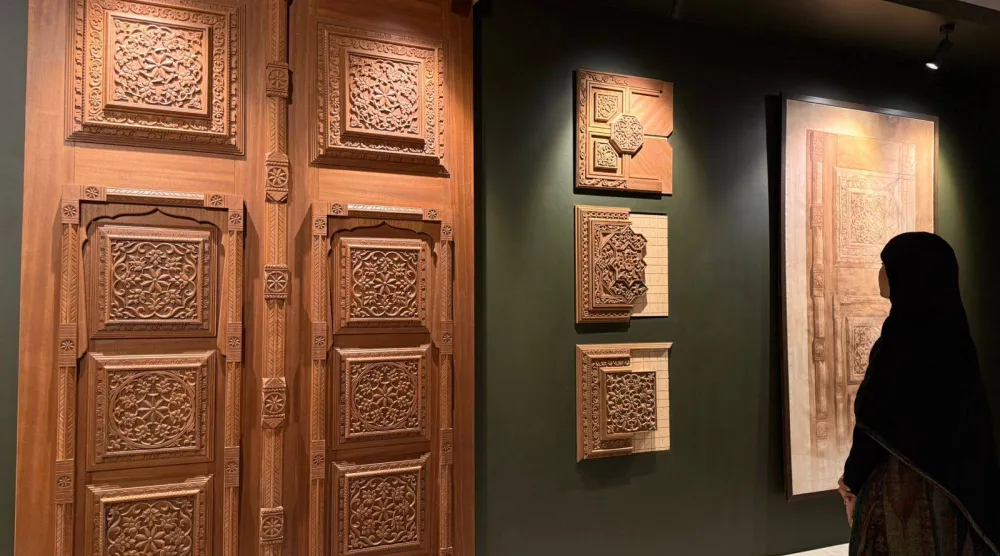 الأبواب الخشبية المنحوتة والمستلهمة من بيوت جدة التاريخية في معرض «ورث» (الشرق الأوسط)