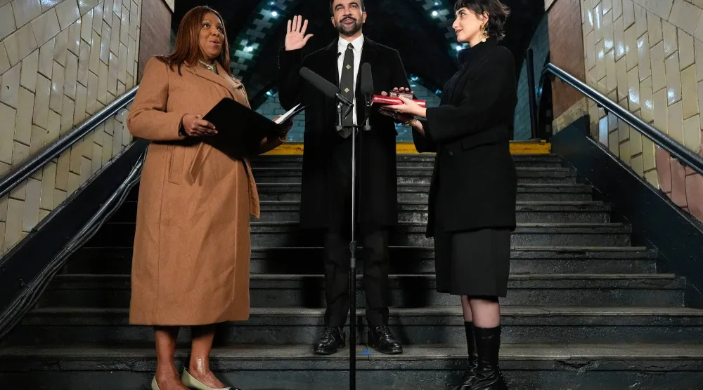 ممداني يؤدي اليمين على نسخة من القرآن لدى محطة مترو تاريخية في مانهاتن خلال مراسم قصيرة ترأستها المدعية العامة لولاية نيويورك ليتيشا جيمس (أ.ب)