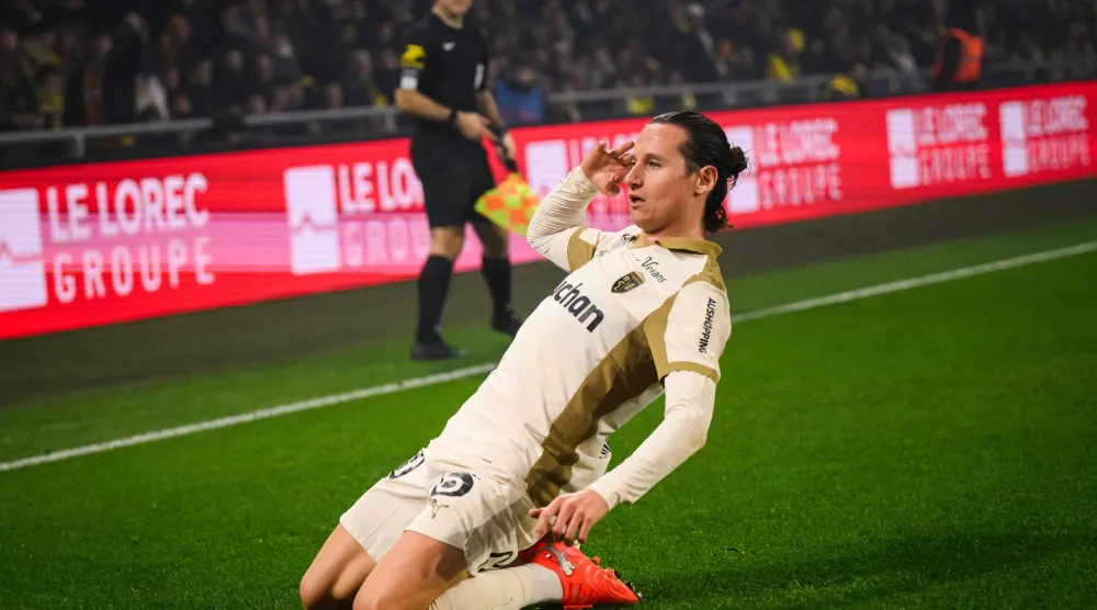 لانس المتصدر بقيادة الجناح فلوريان توفان (أ.ف.ب)