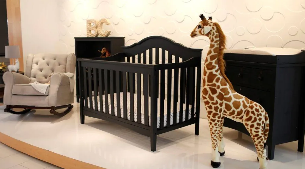 أثاث الأطفال في صالة عرض «دلتا تشيلدرن» في نيويورك (رويترز)