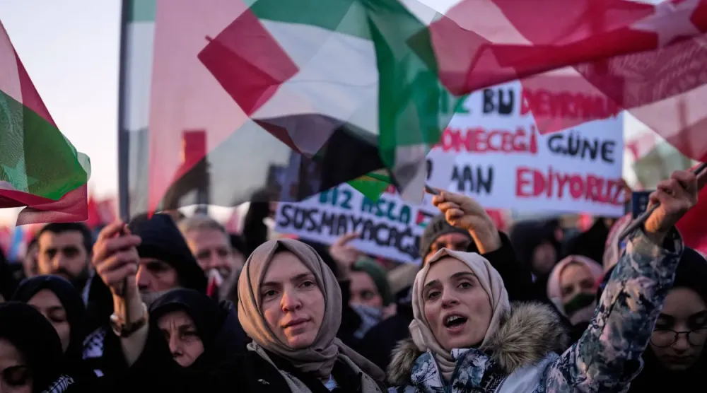 İstanbul'da düzenlenen Gazze yanlısı mitinge katılanlar, Gazze Şeridi'ndeki şiddetin sona ermesini talep ederek Filistin ve Türk bayrakları taşıdılar (AP)