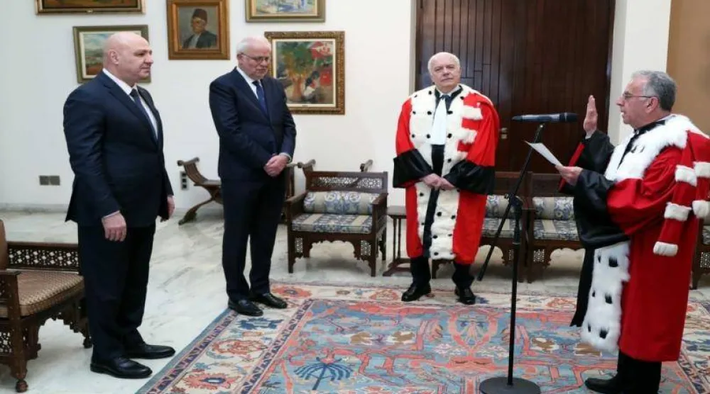 النائب العام التمييزي القاضي جمال الحجار يتلو قسم اليمين أمام الرئيس اللبناني جوزيف عون بحضور وزير العدل عادل نصار ورئيس مجلس القضاء الأعلى القاضي سهيل عبود في أبريل 2025 (أرشيفية - الرئاسة اللبنانية)