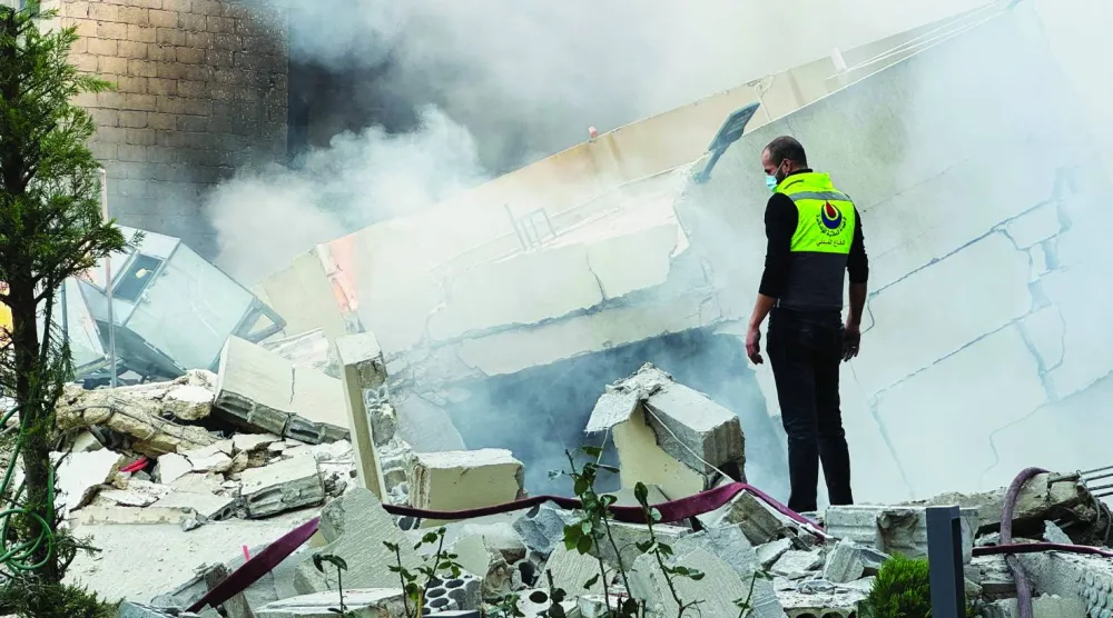 عنصر في «الدفاع المدني» يقف على ركام منزل استهدفته غارة إسرائيلية ببلدة جباع في جنوب لبنان (أرشيفية - رويترز)