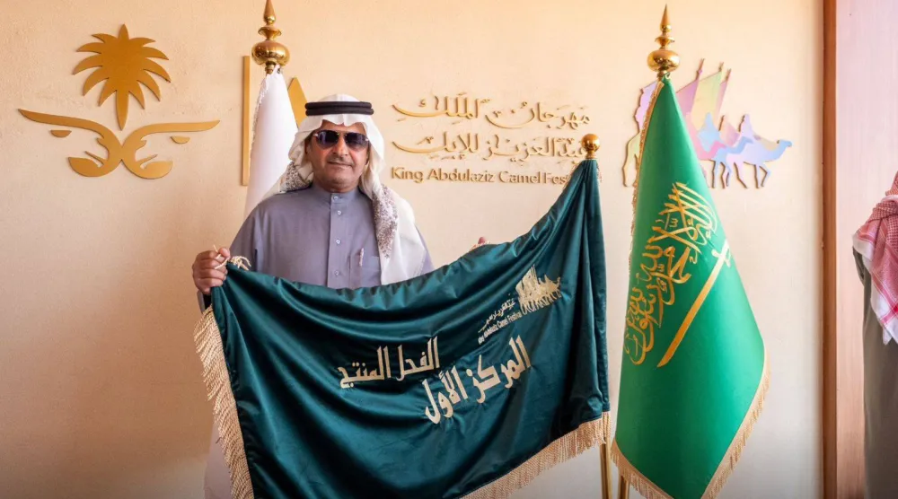 حصل على المركز الأول الأمير سلطان بن سعود بن محمد في لون «الحمر» (نادي الإبل)