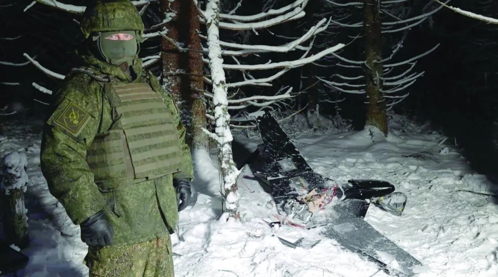 صورة من فيديو وزّعته وزارة الدفاع الروسية لحطام مسيّرة أوكرانية في موقع غير محدّد (أ.ب)