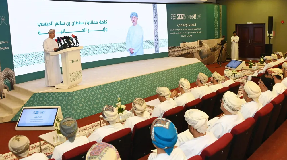 وزير المالية سلطان بن سالم الحبسي خلال اللقاء اليوم الذي عقدته وزارة المالية على هامش الإعلان عن الميزانية (العمانية)