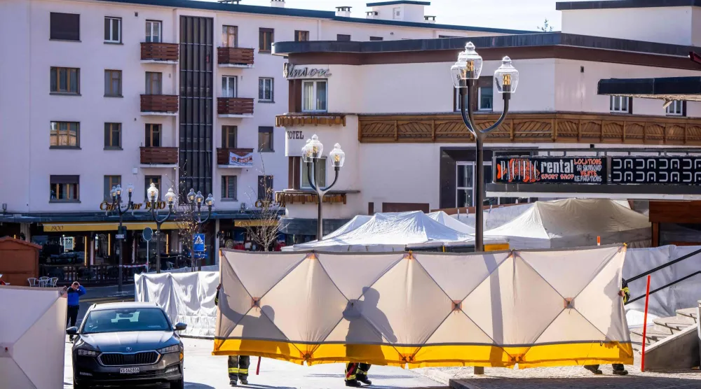 الشرطة ورجال الإطفاء يضعون حواجز حول حانة «لو كونستيلاسيون» (أ.ف.ب)