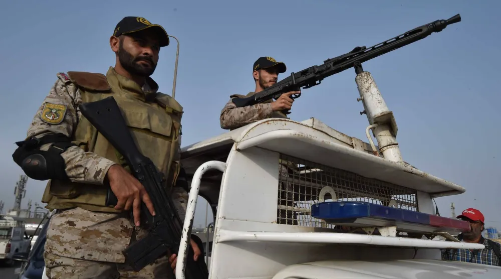 رجال أمن باكستانيون في حراسة ميناء كراتشي بعد تصعيد عسكري بين بلادهم والهند في مايو الماضي (إ.ب.أ)