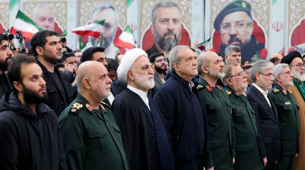 بزشكيان وإلى يمينه رئيس القضاء غلام حسين محسني إجئي يتوسطان قادة «الحرس الثوري» في مراسم الذكرى السادسة لمقتل الجنرال قاسم سليماني في طهران اليوم (الرئاسة الإيرانية)