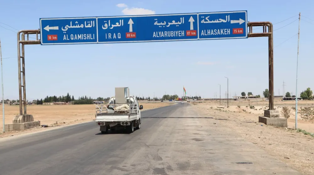 Suriye'nin kuzeydoğusundaki "özerk yönetim" bölgelerini gösteren bir trafik levhası (Şarku'l Avsat)